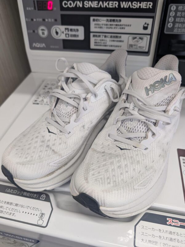 洗濯が終わったランニングシューズの写真